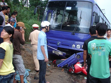 Bị xe khách kéo lê hàng chục mét, 2 phụ nữ thương vong - 1 Bị xe khách kéo lê hàng chục mét, 2 phụ nữ thương vong - 1