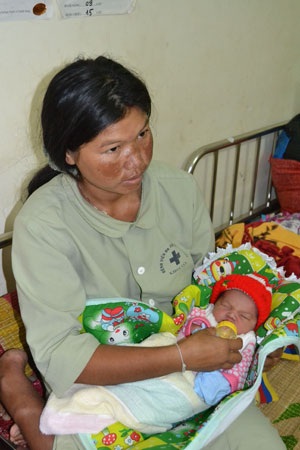 Hy hữu trao nhầm trẻ sơ sinh ở Quảng Ngãi - 1 Hy hữu trao nhầm trẻ sơ sinh ở Quảng Ngãi - 1