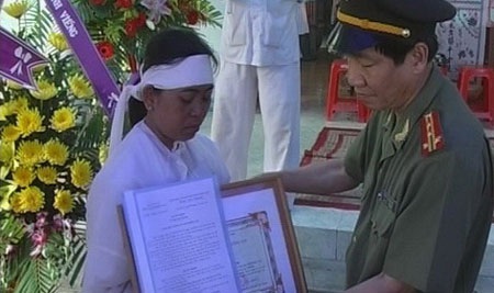 Khen thưởng công dân bị đánh chết khi truy bắt trộm - 1 Khen thưởng công dân bị đánh chết khi truy bắt trộm - 1