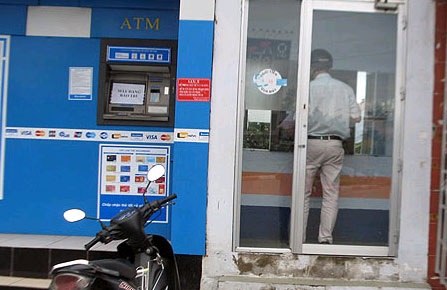 Nhốt khách trong buồng ATM để cướp xe - 1 Nhốt khách trong buồng ATM để cướp xe - 1