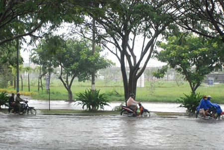 Đường đô thị kiểu mẫu Phú Mỹ Hưng biến thành “sông” - 3