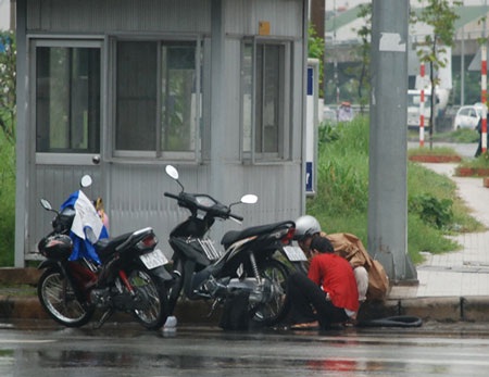 Đường đô thị kiểu mẫu Phú Mỹ Hưng biến thành “sông” - 4