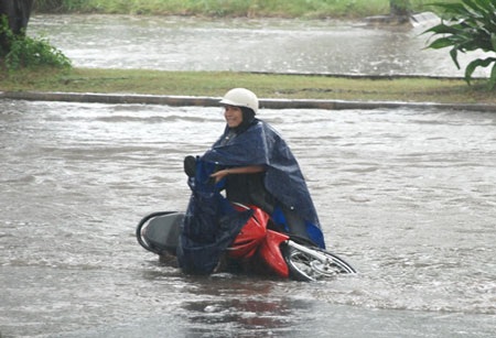 Đường đô thị kiểu mẫu Phú Mỹ Hưng biến thành “sông” - 2