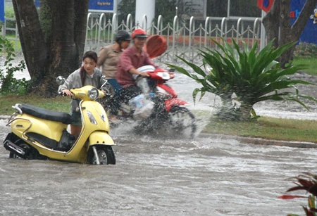 Đường đô thị kiểu mẫu Phú Mỹ Hưng biến thành “sông” - 1