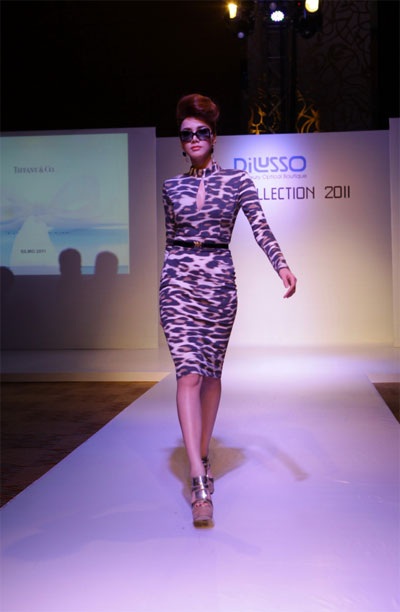 Á hậu Trương Thị May sành điệu với mẫu kính mới - 16