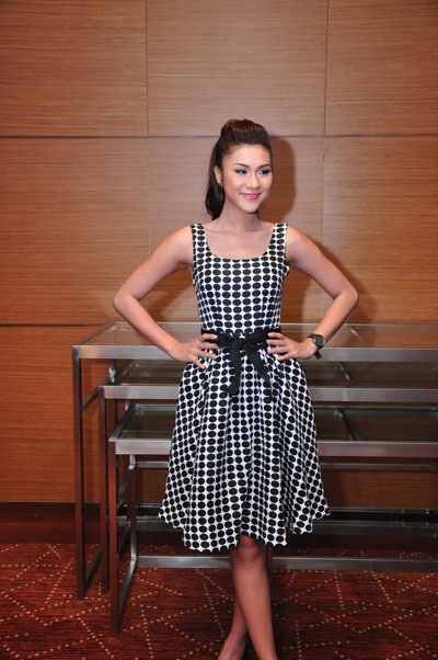 Á hậu Trương Thị May sành điệu với mẫu kính mới - 8