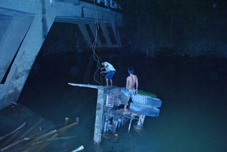 Xe trượt bánh lật xuống sông - 1 Xe trượt bánh lật xuống sông - 1