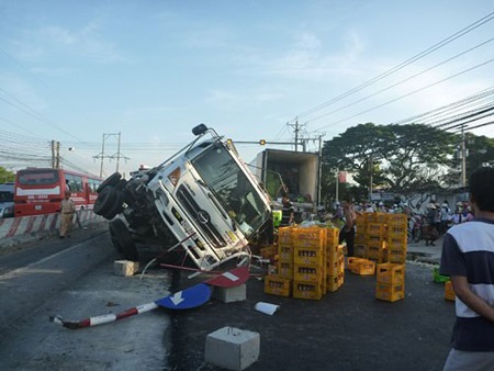 Đâm vào dải phân cách, xe tải bị lật - 1 Đâm vào dải phân cách, xe tải bị lật - 1