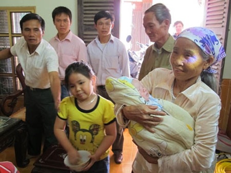 Hình ảnh về nhà cảm động của bé sơ sinh bị bắt cóc - 3