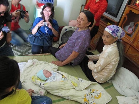 Hình ảnh về nhà cảm động của bé sơ sinh bị bắt cóc - 4