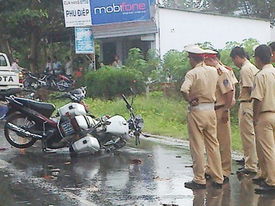 3 nữ sinh đi xe máy tông thẳng vào CSGT - 1