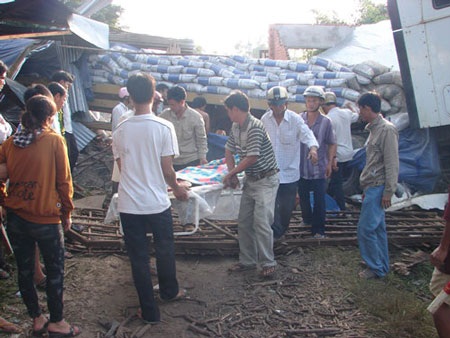 Xe container ủi sập quán cơm, một người chết  - 1