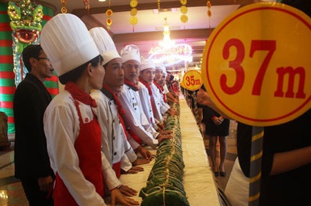 Bánh tét kỷ lục dài 37m tại Nha Trang - 1