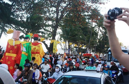 Bánh tét kỷ lục dài 37m tại Nha Trang - 3