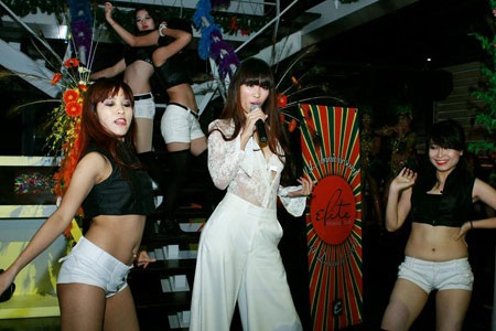 Hoa hậu Dương Thùy Linh rạng rỡ trong đêm hội Carnaval - 6