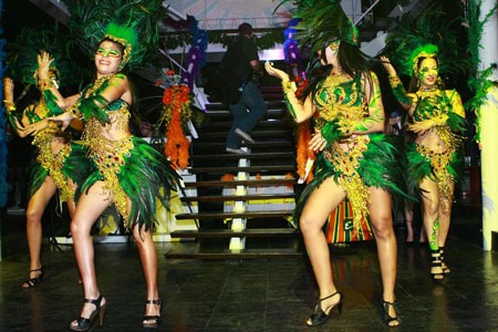 Hoa hậu Dương Thùy Linh rạng rỡ trong đêm hội Carnaval - 5