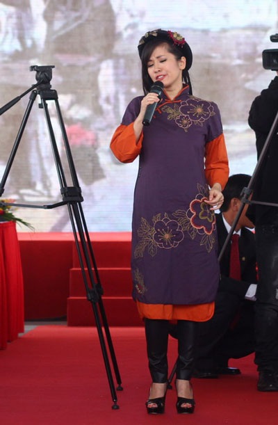 “Bống” Hồng Nhung diện quần bó, áo dài… lửng hát mừng khai trương - 2