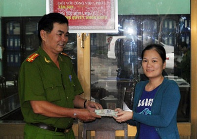 Ông lão nhặt rác trả lại 45 triệu đồng nhặt được - 2 Ông lão nhặt rác trả lại 45 triệu đồng nhặt được - 2