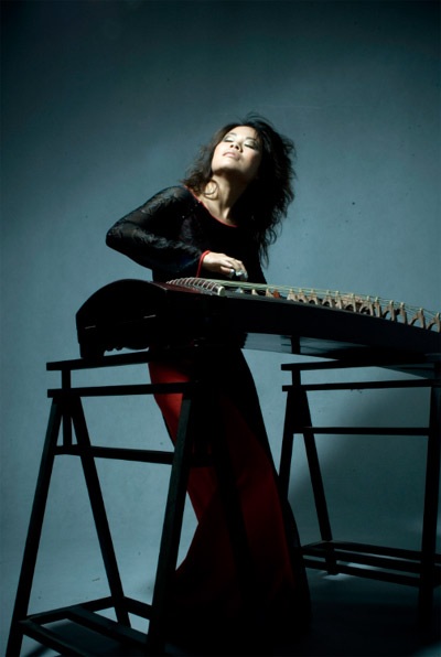 Bật mí nữ nghệ sĩ tấu đàn dân tộc trong đêm nhạc Jazz Nguyên Lê - 1 Bật mí nữ nghệ sĩ tấu đàn dân tộc trong đêm nhạc Jazz Nguyên Lê - 1