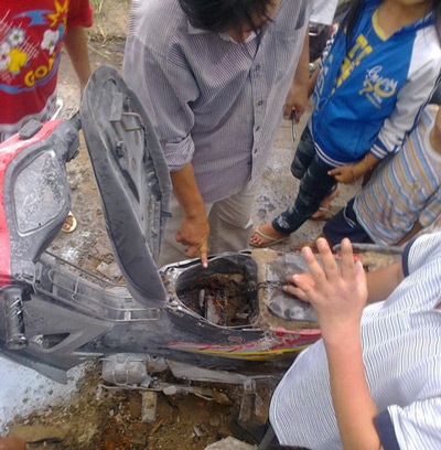 Thêm một xe máy bốc cháy dữ dội - 2 Thêm một xe máy bốc cháy dữ dội - 2