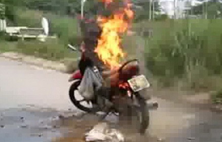 Thêm một xe máy bốc cháy dữ dội - 1 Thêm một xe máy bốc cháy dữ dội - 1