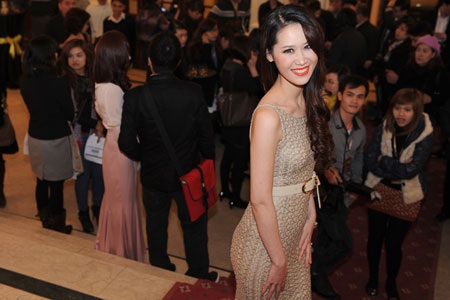 Phương Linh khoe đường cong - 10