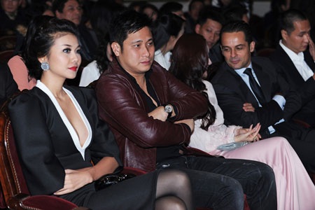 Phương Linh khoe đường cong - 15