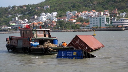 Tàu chở container ô tô bị chìm, 16 thuyền viên thoát chết - 1 Tàu chở container ô tô bị chìm, 16 thuyền viên thoát chết