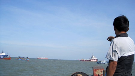 Tàu chở container ô tô bị chìm, 16 thuyền viên thoát chết - 4 Tàu chở container ô tô bị chìm, 16 thuyền viên thoát chết