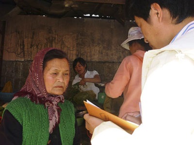 Bị lừa làm đẹp để quay phim, 2 cụ già mất của - 1 Bị lừa làm đẹp để quay phim, 2 cụ già mất của - 1