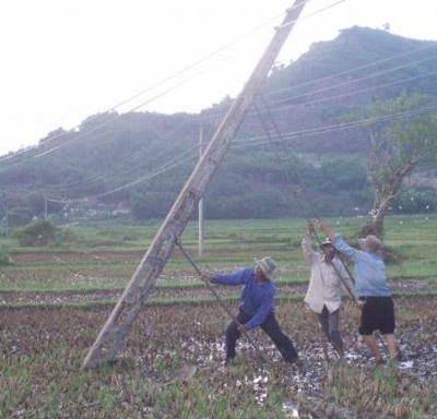 Lốc xoáy bất thường gây thiệt hại hàng trăm triệu đồng - 1 Lốc xoáy bất thường gây thiệt hại hàng trăm triệu đồng