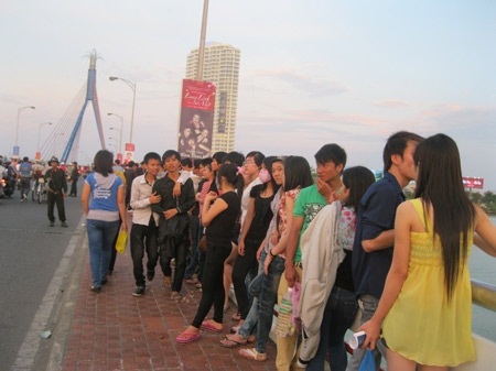 Ồ ạt đổ về sông Hàn từ chiều “xí” chỗ xem pháo hoa tối - 4