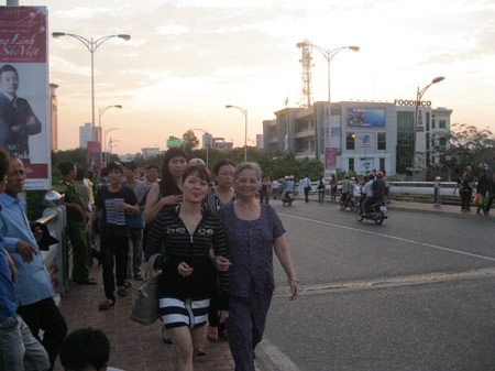 Ồ ạt đổ về sông Hàn từ chiều “xí” chỗ xem pháo hoa tối - 3