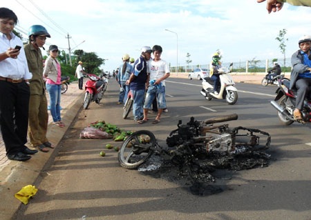 Xe máy bốc cháy trơ khung trên tỉnh lộ 8 - 1 Xe máy bốc cháy trơ khung trên tỉnh lộ 8