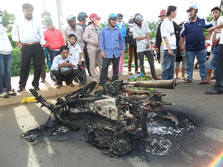 Xe máy bốc cháy trơ khung trên tỉnh lộ 8 - 2 Xe máy bốc cháy trơ khung trên tỉnh lộ 8