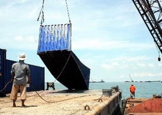 Trục vớt xong 41 container tàu Trường Hải Star