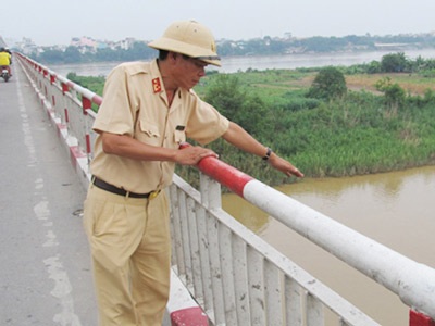 Cô gái định nhảy cầu Chương Dương tự tử vẫn rất hoảng loạn 