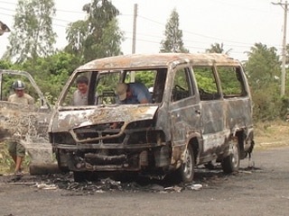 Xe khách 12 chỗ ngồi bất ngờ bốc cháy dữ dội - 1 Xe khách 12 chỗ ngồi bất ngờ bốc cháy dữ dội