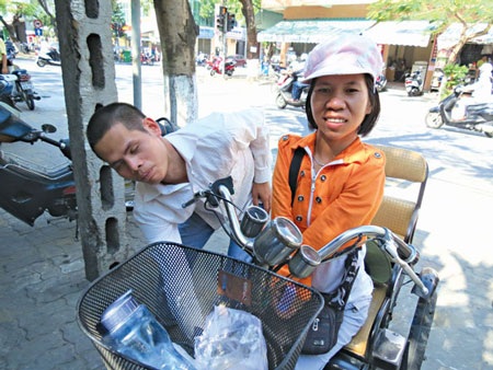 Bồng vợ đi mưu sinh - 1 Bồng vợ đi mưu sinh