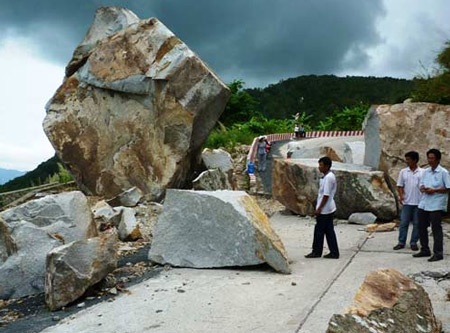 Lửng lơ hiểm họa trên núi Cấm