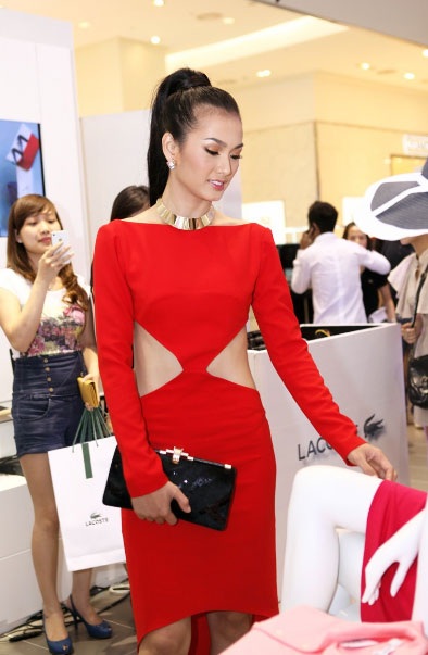 Người mẫu Anh Thư mua sắm cùng bạn nhảy 