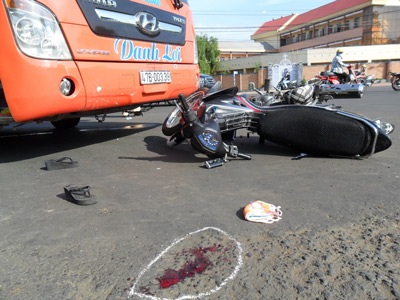 Đâm vào đầu xe khách, một phụ nữ nguy kịch