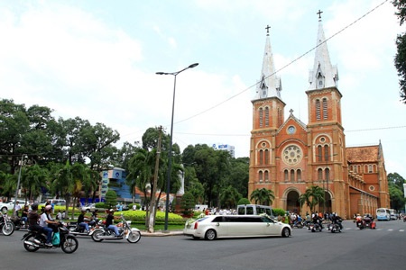 TPHCM: Rước dâu bằng dàn xe mô tô “khủng” - 4 Theo sau là những chiếc mô tô phân khơi lớn với nhiều kiểu dáng và màu sắc khác nhau