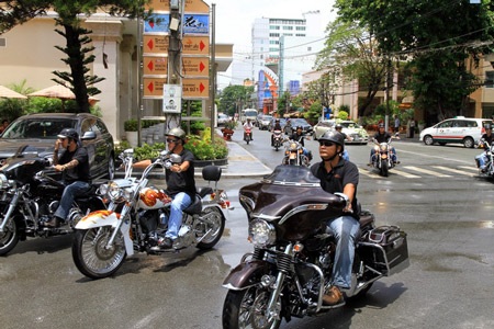 TPHCM: Rước dâu bằng dàn xe mô tô “khủng” - 3 Theo sau là những chiếc mô tô phân khơi lớn với nhiều kiểu dáng và màu sắc khác nhau