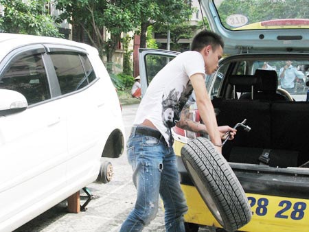 Hà Nội: Đã bắt được “đạo chích chuyên trộm bánh xe ôtô” - 1 Nguyễn Văn Phúc diễn lại quá trình trộm bánh xe rạng sáng ngày 28/7