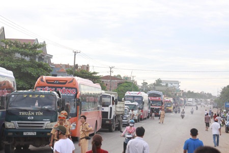 Giao thông bị ách tắc vì vụ tai nạn nói trên.