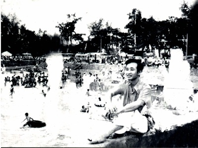 Hé lộ tác giả bài thơ “Không đi không biết Đồ Sơn…” - 2 Hà Giang tại bãi biển Đồ Sơn.