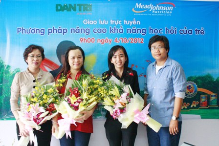 Nhà báo Hồng Tâm (ngoài cùng, phải) tặng hoa các khách mời tham gia buổi giao lưu