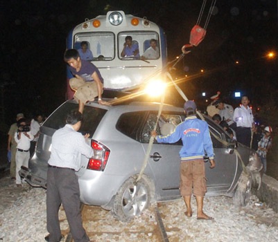 Tàu hỏa húc ôtô “bay” 150m - 1 Chiếc ôtô nằm ngay giữa đường ray sau khi bị tàu hỏa húc.