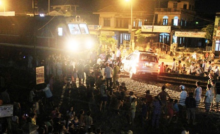 Tàu hỏa húc ôtô “bay” 150m - 2 Nhiều người hiếu kỳ kéo đến xem hiện trường vụ tai nạn